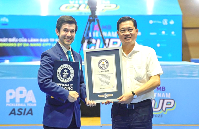 Đại diện Tổ chức Guinness World trao chứng nhận kỷ lục cho ông Trần Phước Sơn UVBTV, Phó Chủ tịch Thường trực HĐND thành phố, Chủ tịch Liên đoàn Pickleball Đà Nẵng. Đại diện Tổ chức Guinness World trao chứng nhận kỷ lục cho ông Trần Phước Sơn UVBTV, Phó Chủ tịch Thường trực HĐND thành phố, Chủ tịch Liên đoàn Pickleball Đà Nẵng.
