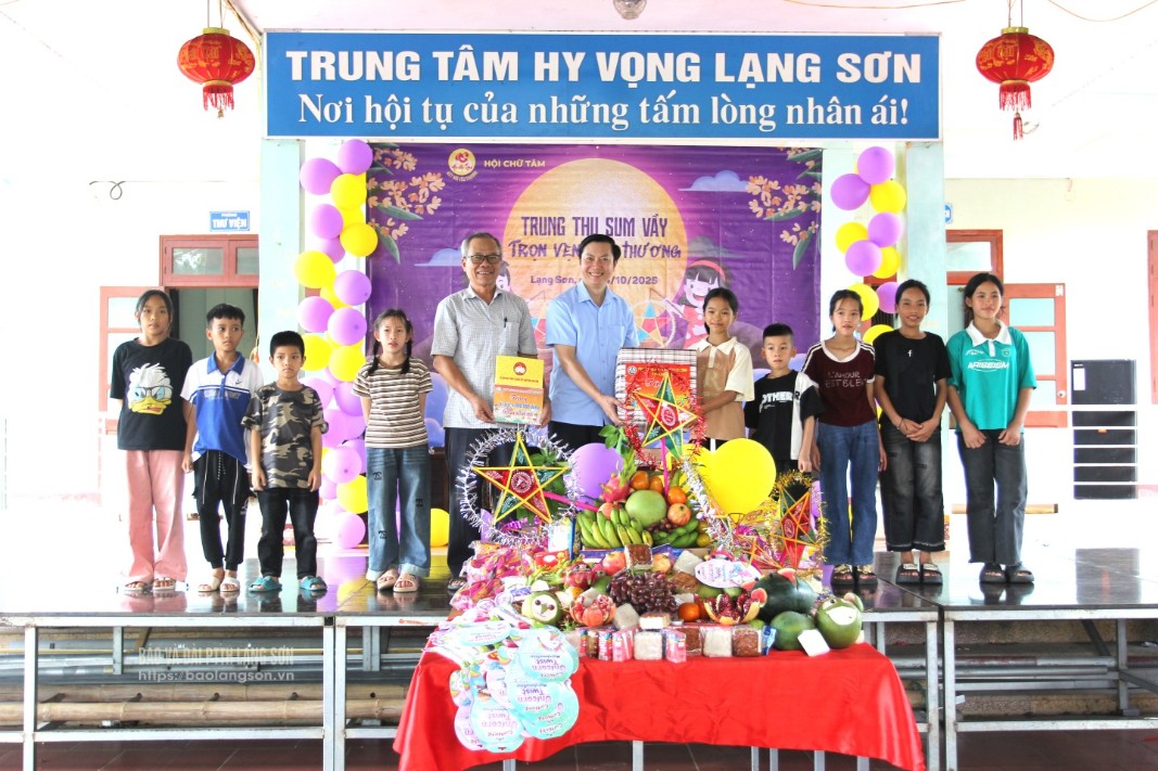 Nguyễn Hoàng Tùng trao quà cho em thiếu nhi tại Trung tâm