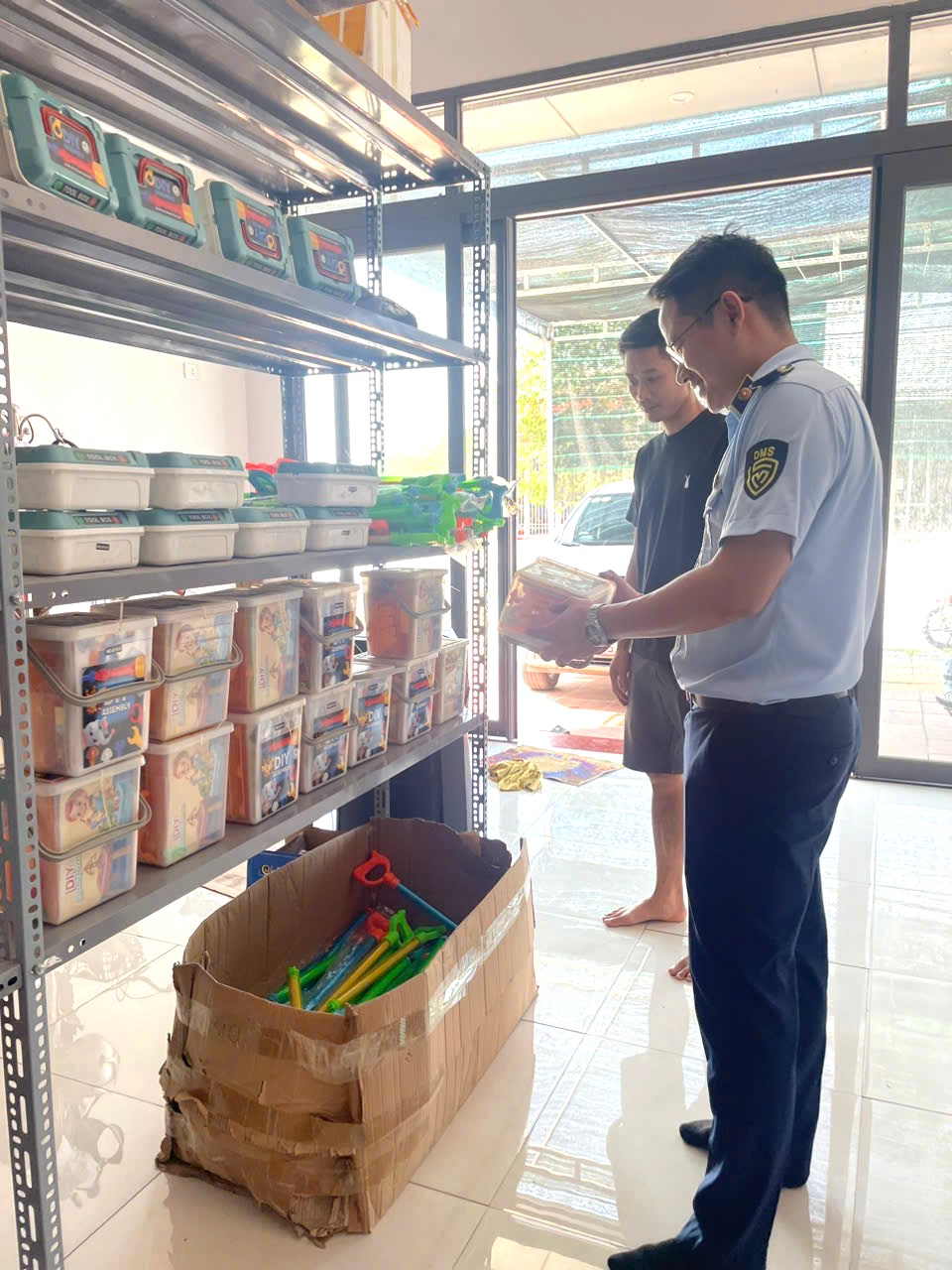 Lực lượng chức năng kiểm tra hàng hóa