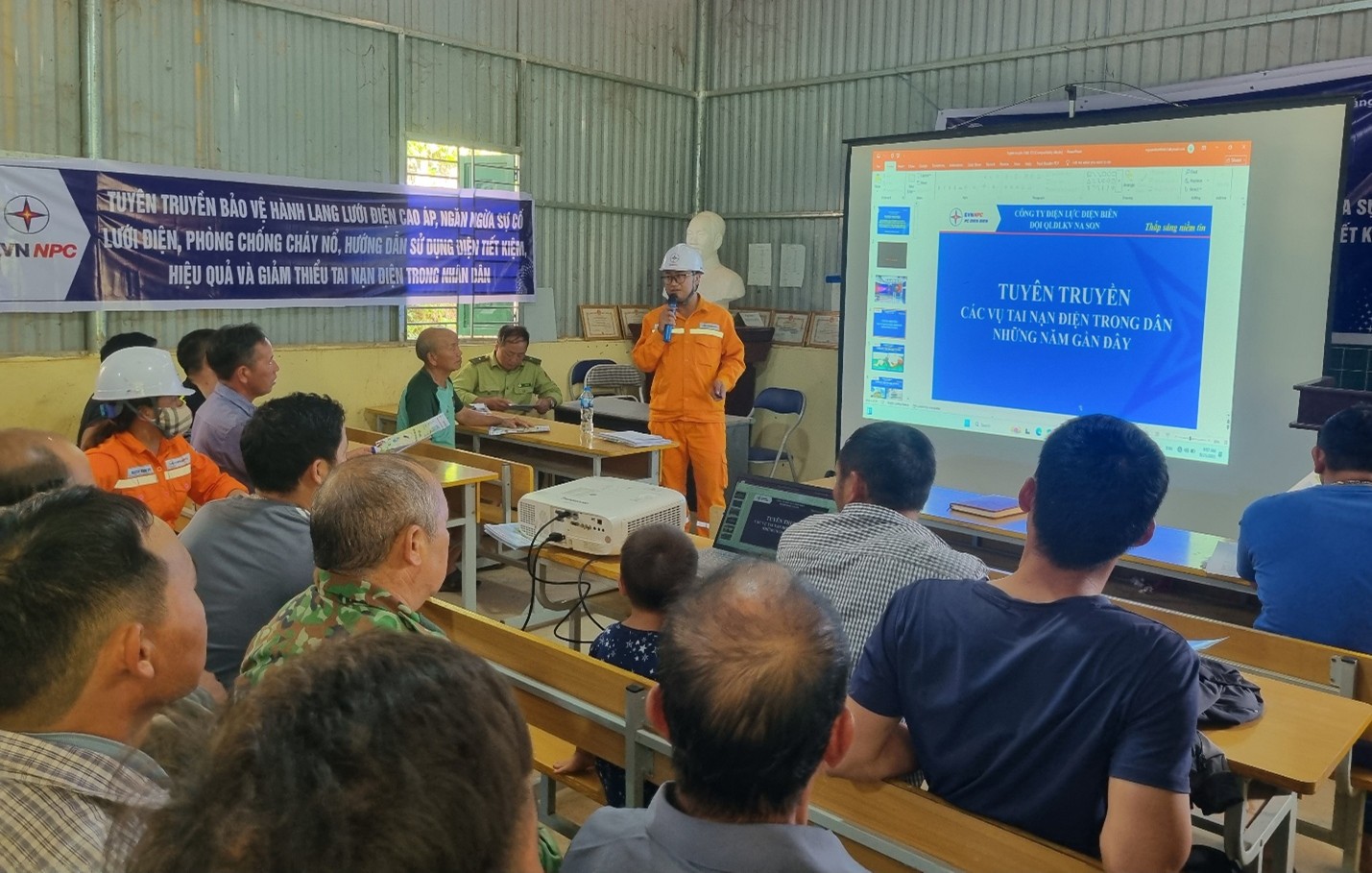 Phát huy sức mạnh tổng hợp trong tuyên truyền, bảo vệ an toàn lưới điện và an ninh địa phương