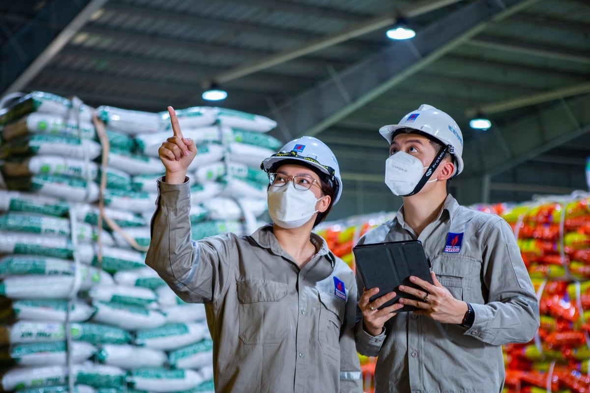 Kiểm tra kho hàng của Nhà máy NPK Phú Mỹ