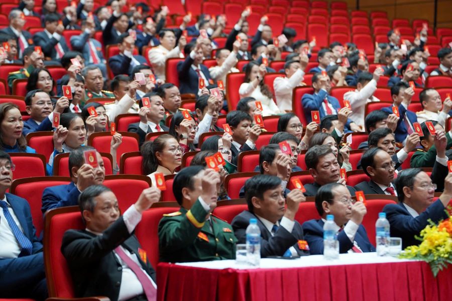 Các đại biểu biểu quyết thông qua Nghị quyết Đại hội.