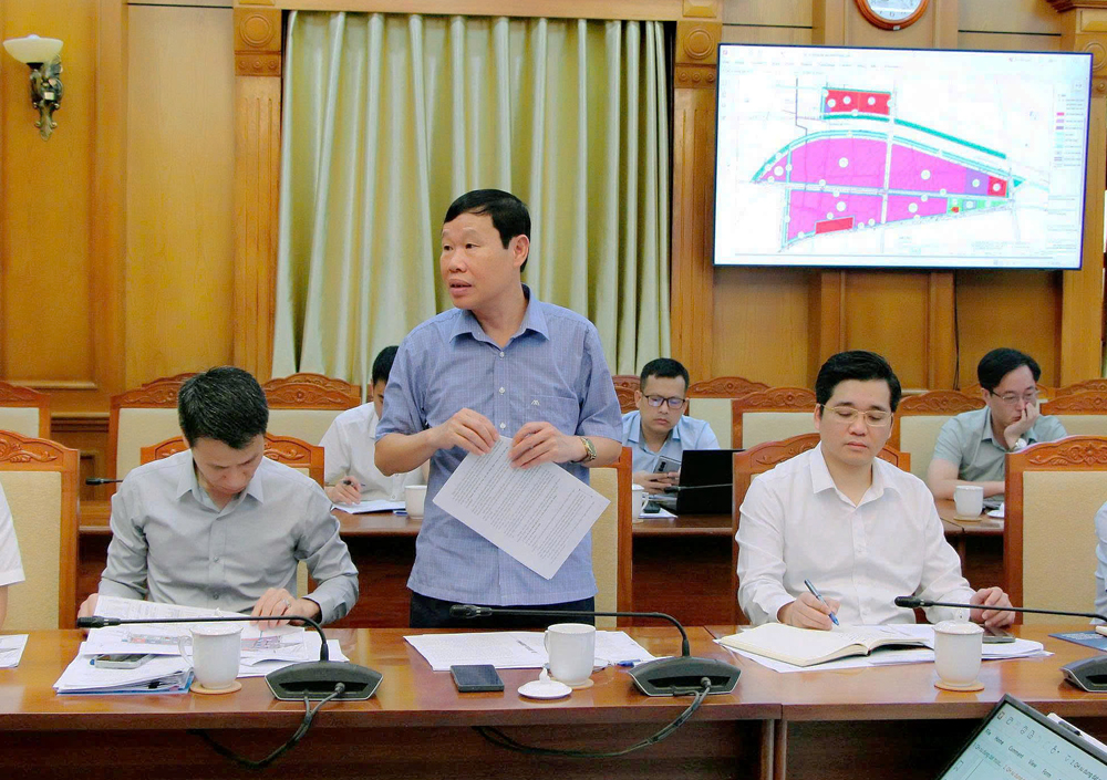 Đại diện lãnh đạo Sở Xây dựng trao đổi về nội dung liên quan.