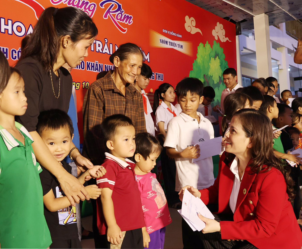 Bà Lê Thị Duyên, Chủ tịch Hội Chữ thập đỏ tỉnh trao quà cho thiếu nhi xã Đại Sơn.