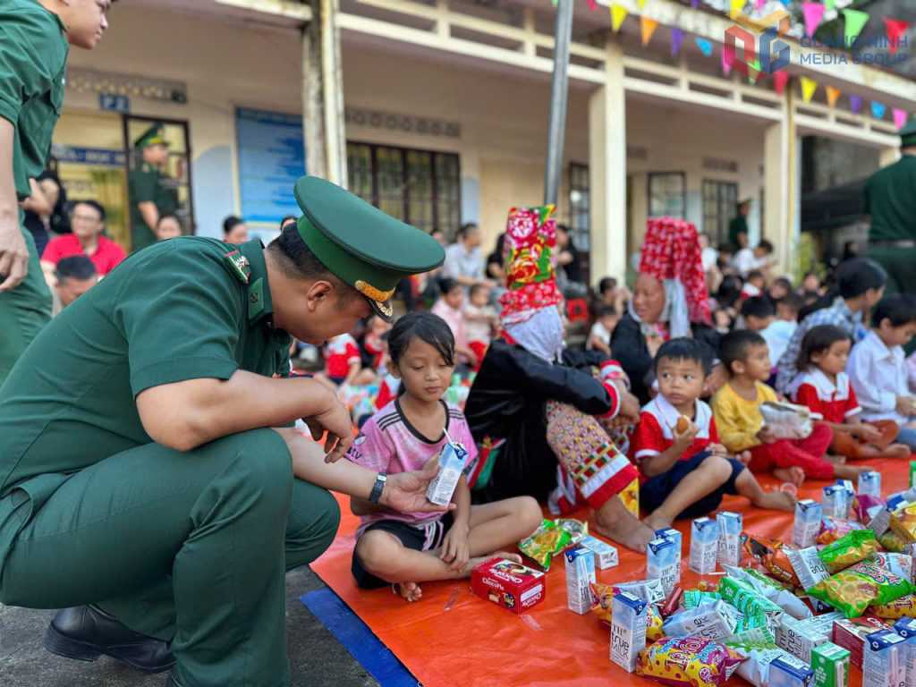 Lãnh đạo Đồn BPCK Hoành Mô phát quà Trung thu cho các cháu thiếu nhi.