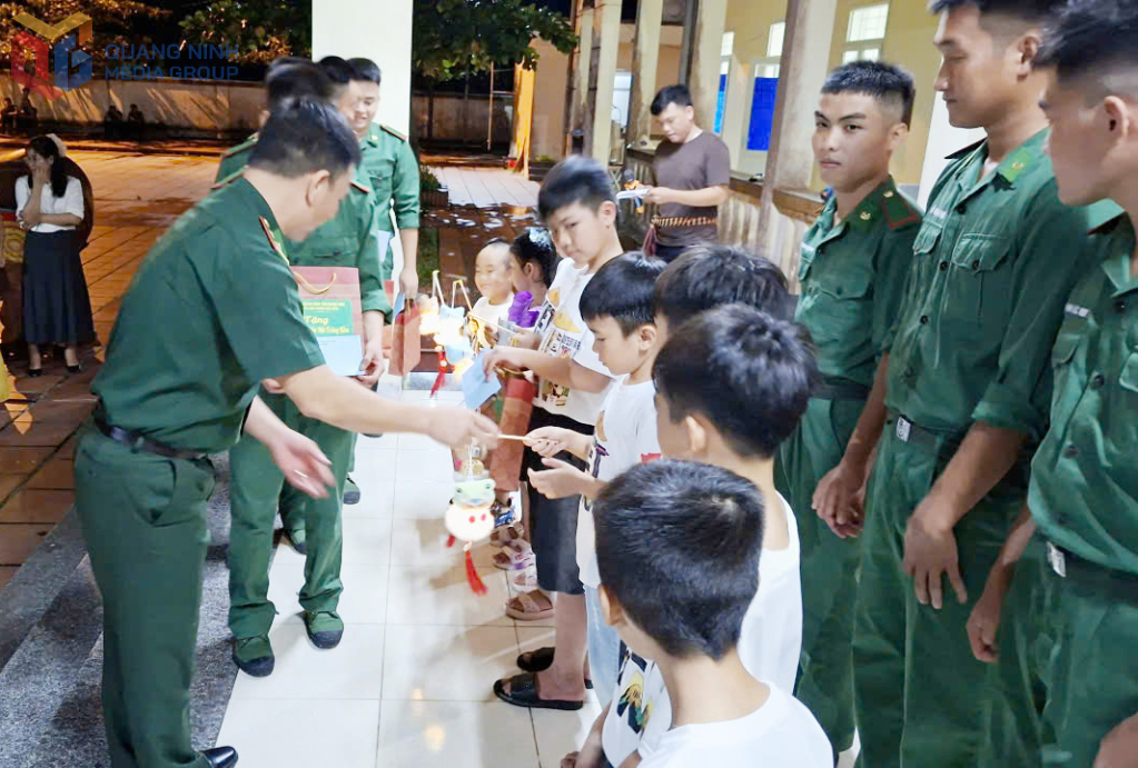 Lãnh đạo Đồn BP Đảo Trần tặng quà Trung thu cho các cháu thiếu nhi trên địa bàn thôn Trần.