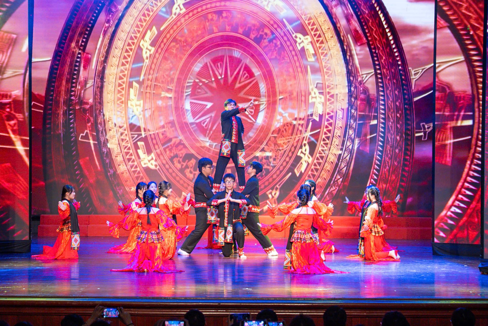 Tiết mục “Thanh âm non sông – Hào khí Rồng Tiên” do các em học sinh Trường THPT Chuyên Trần Phú và Trường THPT Marie Curie biểu diễn. Tiết mục “Thanh âm non sông – Hào khí Rồng Tiên” do các em học sinh Trường THPT Chuyên Trần Phú và Trường THPT Marie Curie biểu diễn.