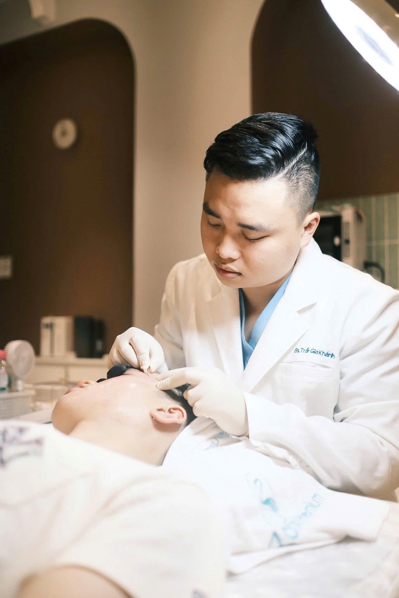 Bác sĩ Khánh cho biết nhiều bệnh nhân bị tổn thương tinh thần kéo dài vì ngoại hình.