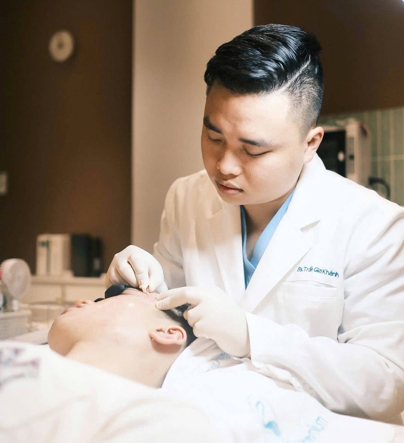 Bác sĩ trẻ đồng hành cùng bệnh nhân tái thiết hình ảnh bản thân