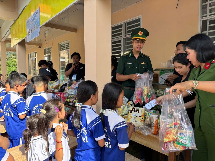 Đồn Biên phòng Lạc Quới phối hợp với xã đoàn Ba Chúc, Nhóm bước chân tuổi trẻ của TP. Cần Thơ tổ chức chương trình 