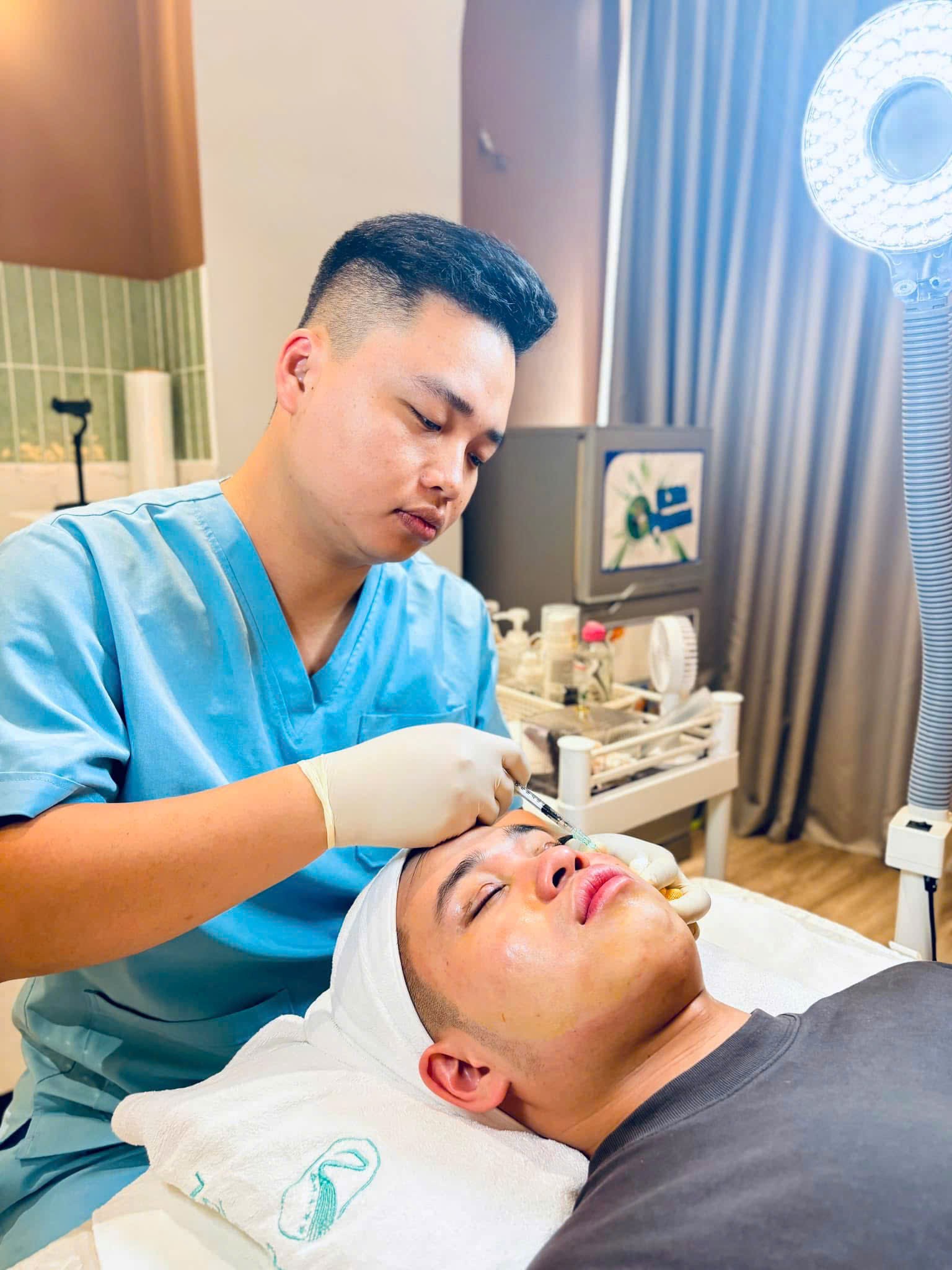 Bệnh nhân cảm thấy thoải mái hơn sau khi được bác sĩ Khánh tư vấn và động viên tâm lý.