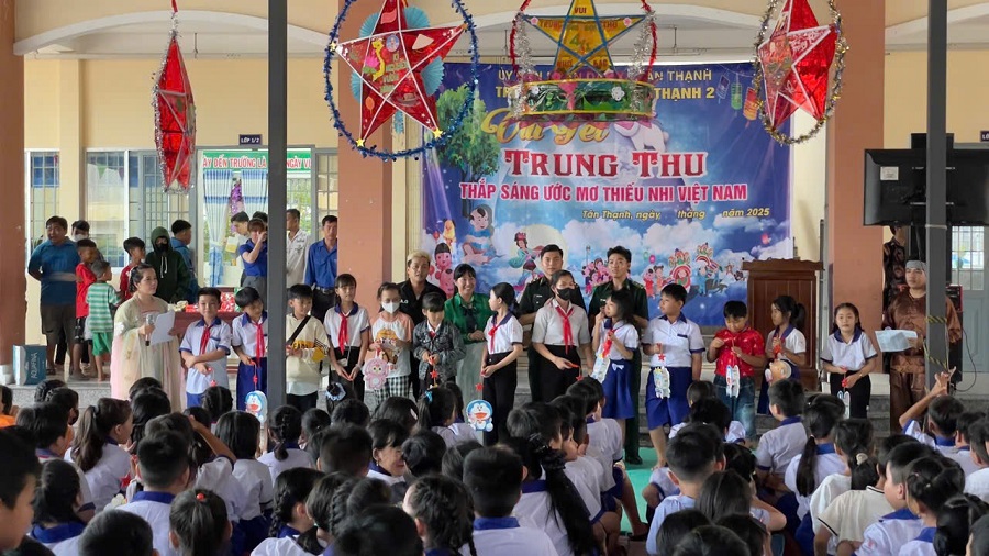 Đồn Biên phòng Xẻo Nhàu, phối hợp với UBND xã Tân Thạnh, trường tiểu học Tân Thạnh 2, vận động các mạnh thường quân tặng quà cho học sinh khuyết tật và học sinh có hoàn cảnh khó khăn.