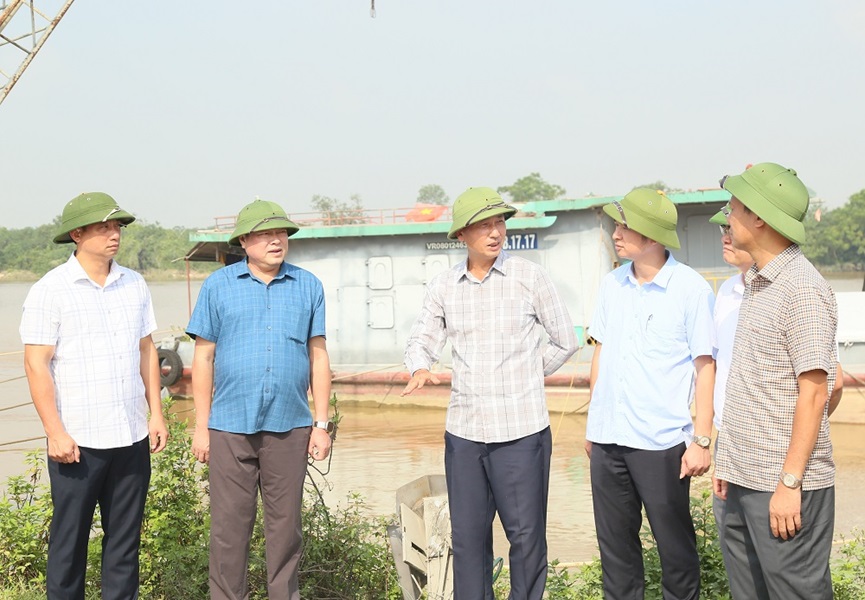 Phó Chủ tịch UBND tỉnh Nguyễn Hùng Nam cùng đoàn kiểm tra tại tuyến đê tả Hồng Hà, xã Long Hưng.