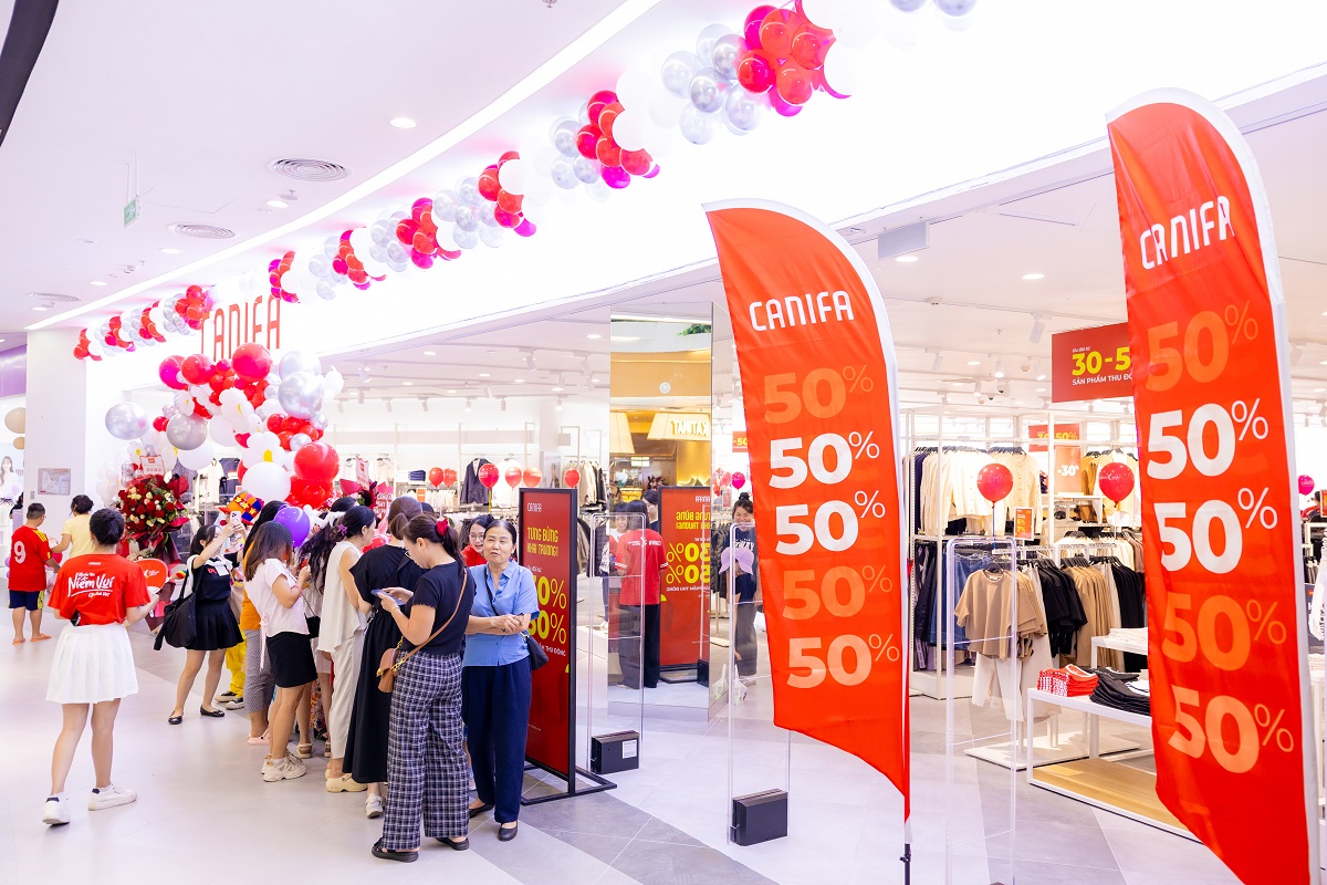 Vincom Mega Mall Royal Island thu hút đông đảo khách hàng mua sắm, vui chơi và trải nghiệm ngay trong sáng khai trương.