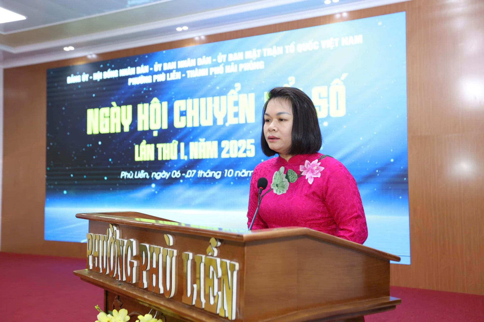 Bí thư Đảng ủy, Chủ tịch HĐND phường Bùi Thị Tuyết Mai phát biểu khai mạc Ngày hội Chuyển đổi số.