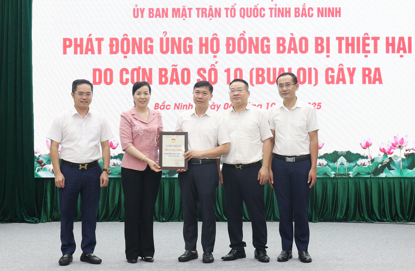 Chủ tịch Ủy ban MTTQ tỉnh Nguyễn Thị Hà trao biển "Tấm lòng vàng" cho các tổ chức, cá nhân ủng hộ tại Chương trình.