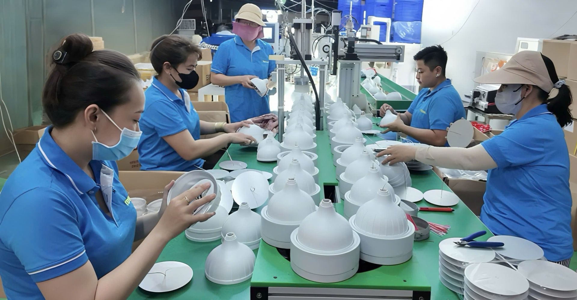 Nhà máy sản xuất hơn 10.000m² cùng dây chuyền hiện đại là nền tảng để Tuvaco tự tin đưa ra thị trường những sản phẩm đạt chuẩn, đáp ứng nhu cầu ngày càng cao của người tiêu dùng Nhà máy sản xuất hơn 10.000m² cùng dây chuyền hiện đại là nền tảng để Tuvaco tự tin đưa ra thị trường những sản phẩm đạt chuẩn, đáp ứng nhu cầu ngày càng cao của người tiêu dùng