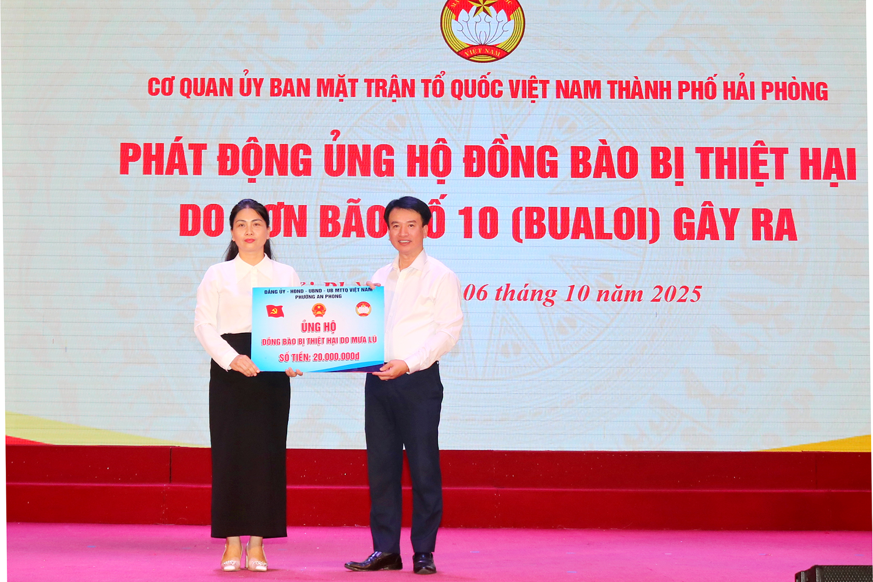 Đại diện phường An Phong ủng hộ ủng hộ nhân dân các địa phương bị thiệt hại do Bão số 10 (Bualoi)