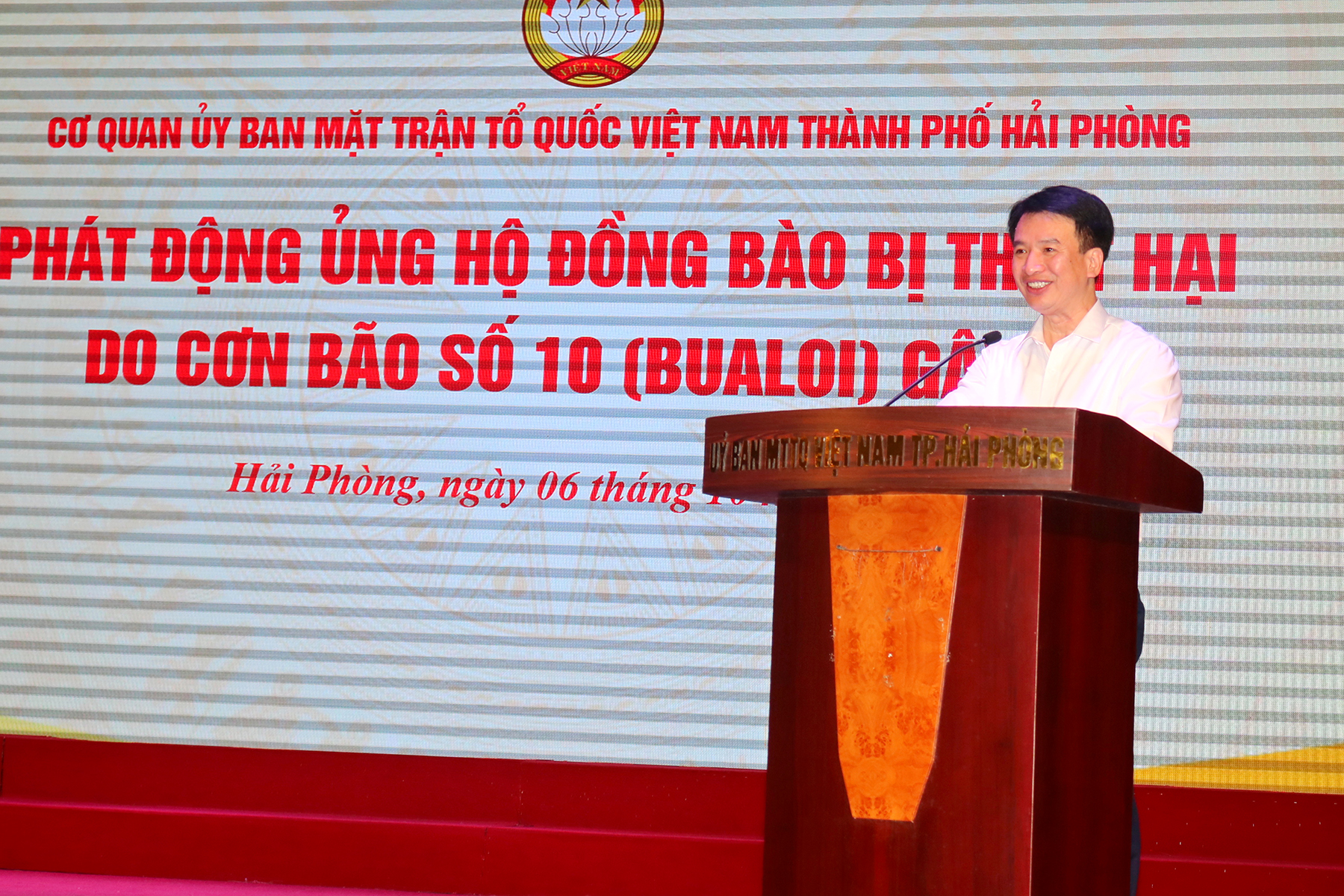 Đồng chí Nguyễn Đức Tuấn, Phó Chủ tịch Thường trực Ủy ban MTTQ Việt Nam thành phố kêu gọi ủng hộ đồng bào các tỉnh, thành phố bị thiệt hại do Bão số 10 (Bualoi) tại Hội nghị.