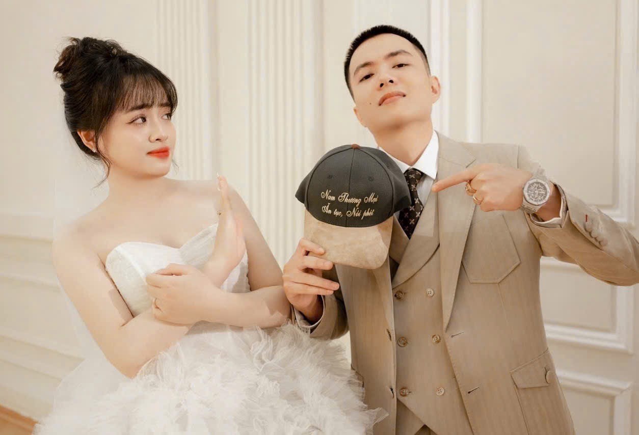 Nam Thương Mại cùng vợ (bên trái) luôn đồng hành trong công việc và cuộc sống