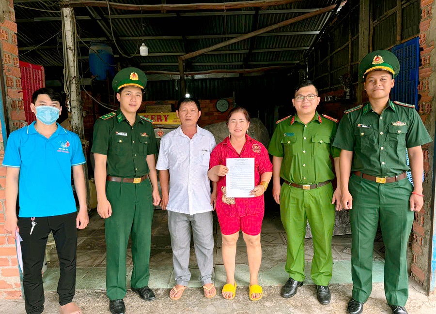 Các đơn vị tổ chức vận động người dân xung quanh ký cam kết bảo vệ môi trường, thu gom, đổ rác đúng quy định