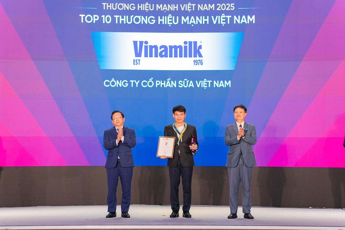 Đại diện Vinamilk - Ông Phạm Tuyên, Giám đốc Chi nhánh Vinamilk Hà Nội - nhận vinh danh Top 10 Thương hiệu Mạnh Việt Nam 2025