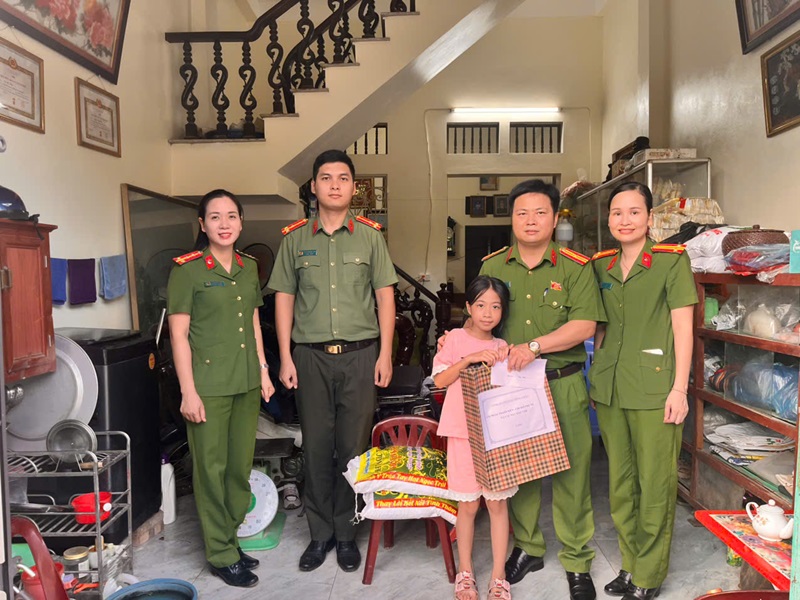 Công an phường Hồng Châu tặng quà trung thu cho trẻ em có hoàn cảnh khó khăn