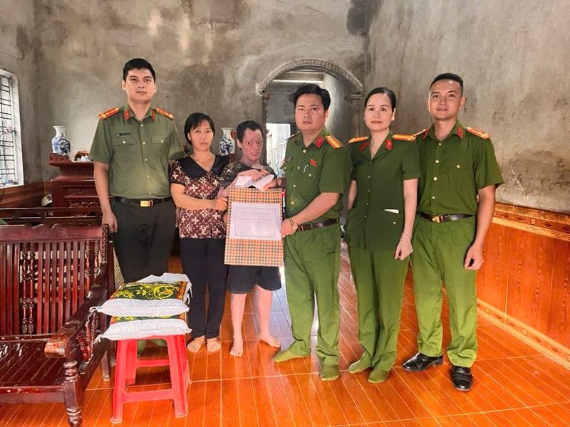 Đoàn tặng quà cho em Dương Văn Khánh bị mắc bệnh viêm da bẩm sinh Đoàn tặng quà cho em Dương Văn Khánh bị mắc bệnh viêm da bẩm sinh