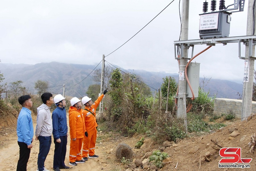 Đưa điện về bản