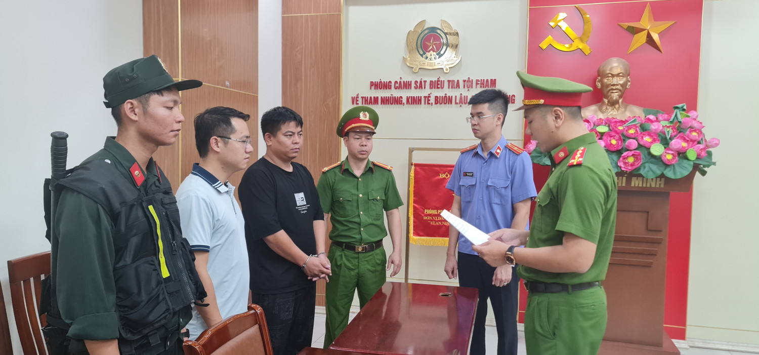 Cơ quan điều tra tống đạt Quyết định tố tụng đối với Huang HuiGuang (Hoàng Huy Quang). Cơ quan điều tra tống đạt Quyết định tố tụng đối với Huang HuiGuang (Hoàng Huy Quang).