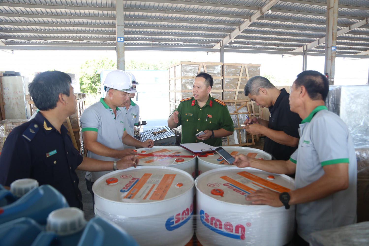 Lực lượng chức năng kiểm tra hàng hóa trên các container. Lực lượng chức năng kiểm tra hàng hóa trên các container.