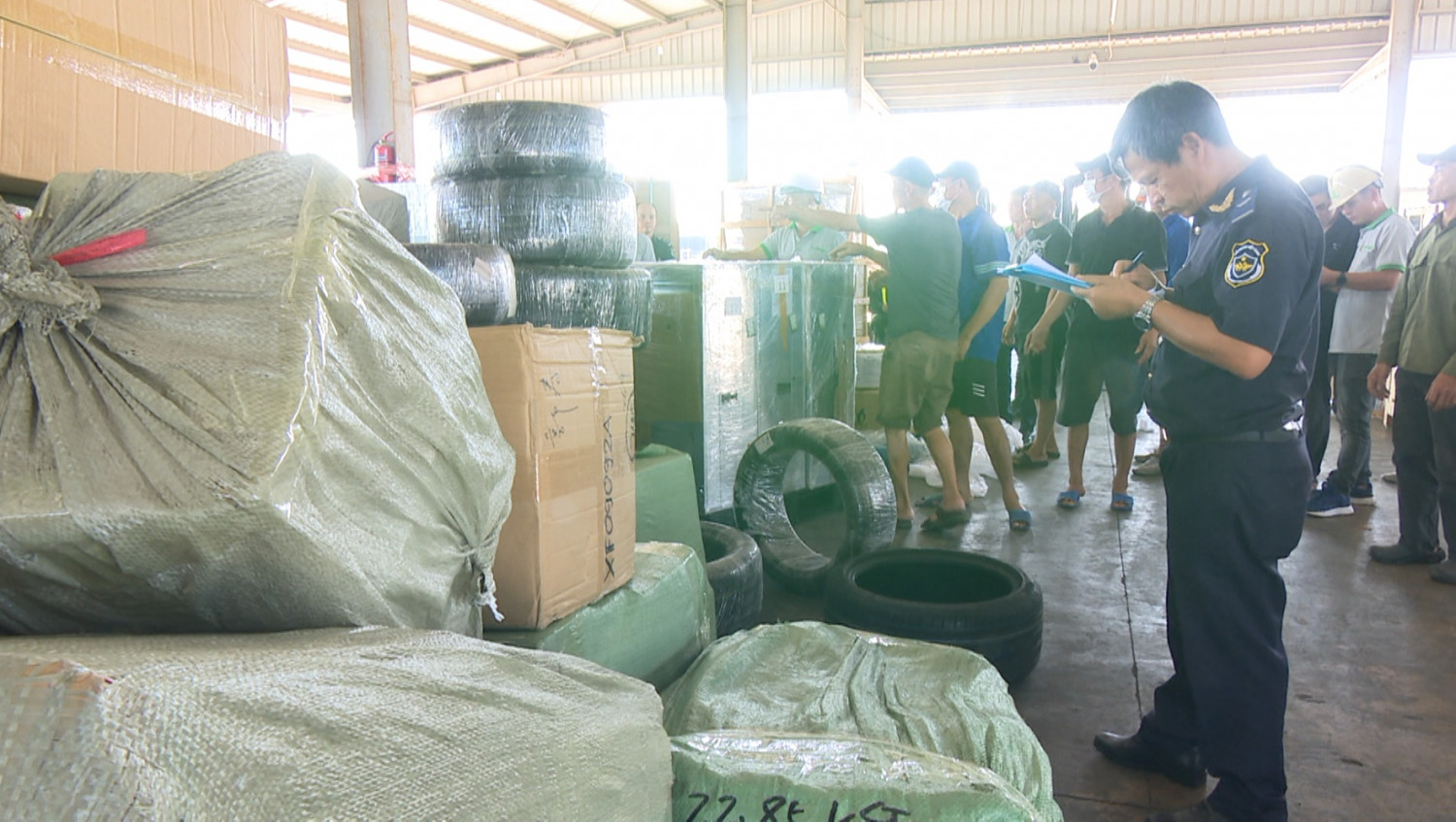 Hàng hóa trên các xe container. Hàng hóa trên các xe container.