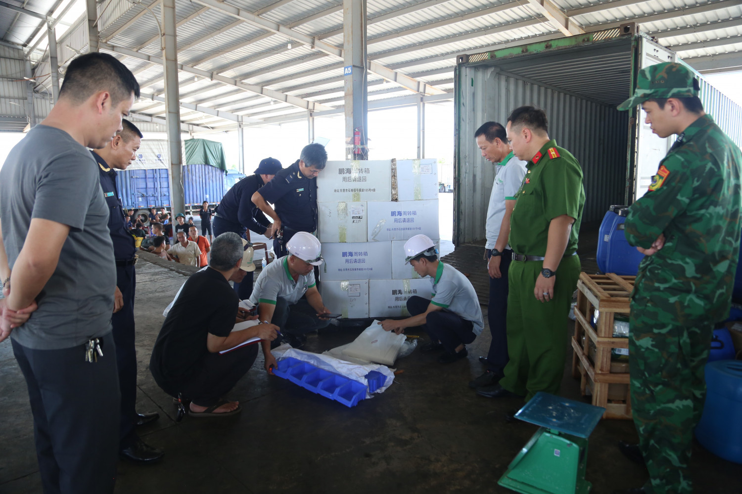 Cơ quan CSĐT Công an tỉnh Quảng Ninh phối hợp với lực lượng chức năng kiểm tra, đối chiếu hàng hóa chứa trong các xe container. Cơ quan CSĐT Công an tỉnh Quảng Ninh phối hợp với lực lượng chức năng kiểm tra, đối chiếu hàng hóa chứa trong các xe container.