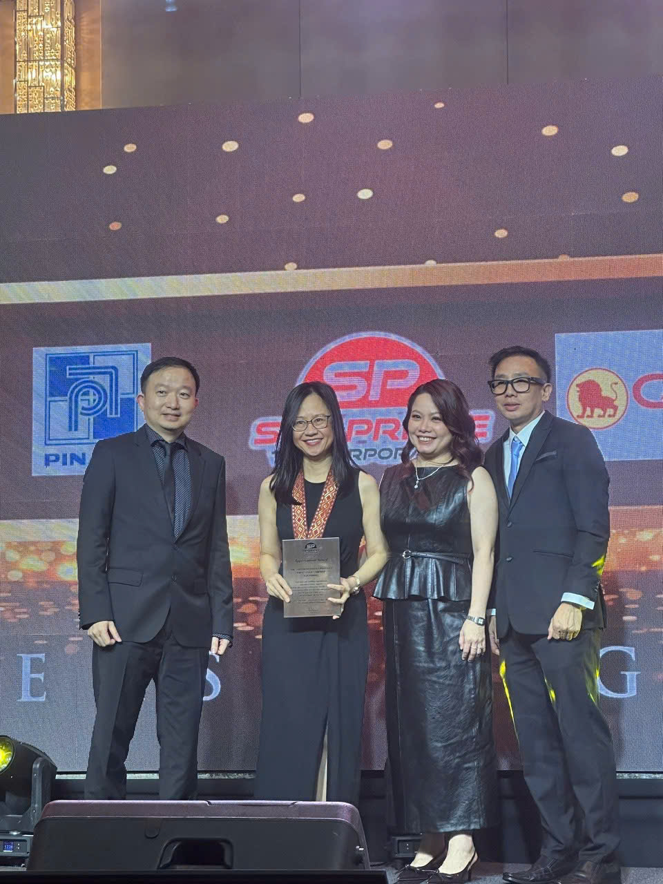 Bà Lê Thu Hương, Trưởng phòng XNK, đại diện Casumina nhận kỷ niệm chương từ nhà phân phối