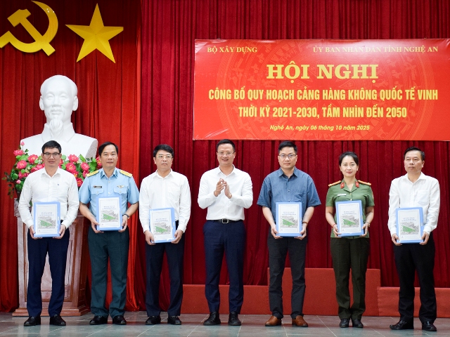 Cục trưởng Cục Hàng không Việt Nam Uông Việt Dũng trao hồ sơ quy hoạch Cảng hàng không quốc tế Vinh cho đại diện các đơn vị liên quan.