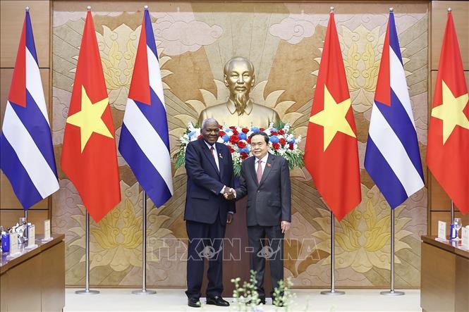 Chủ tịch Quốc hội Trần Thanh Mẫn đón Chủ tịch Quốc hội Cuba Esteban Lazo Hernández. Ảnh: Doãn Tấn/TTXVN
