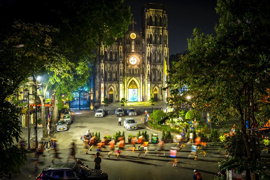 Cung đường chạy đi qua nhiều địa danh mang đậm dấu ấn lịch sử, văn hóa như Lăng Chủ tịch Hồ Chí Minh, Cầu Long Biên, Nhà Thờ Lớn…