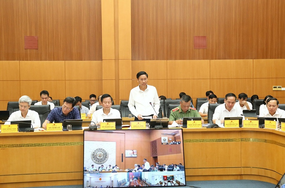 Chánh Văn phòng UBND tỉnh Đinh Gia Dũng báo cáo kết quả công tác chỉ đạo, điều hành của UBND tỉnh.