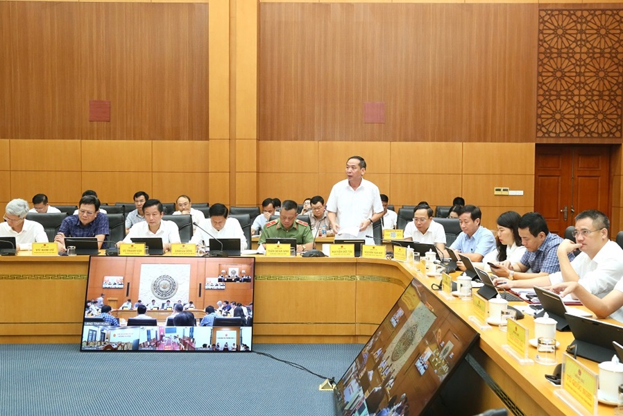 Giám đốc Sở Tài chính Nguyễn Đức Tải báo cáo tình hình kinh tế - xã hội.