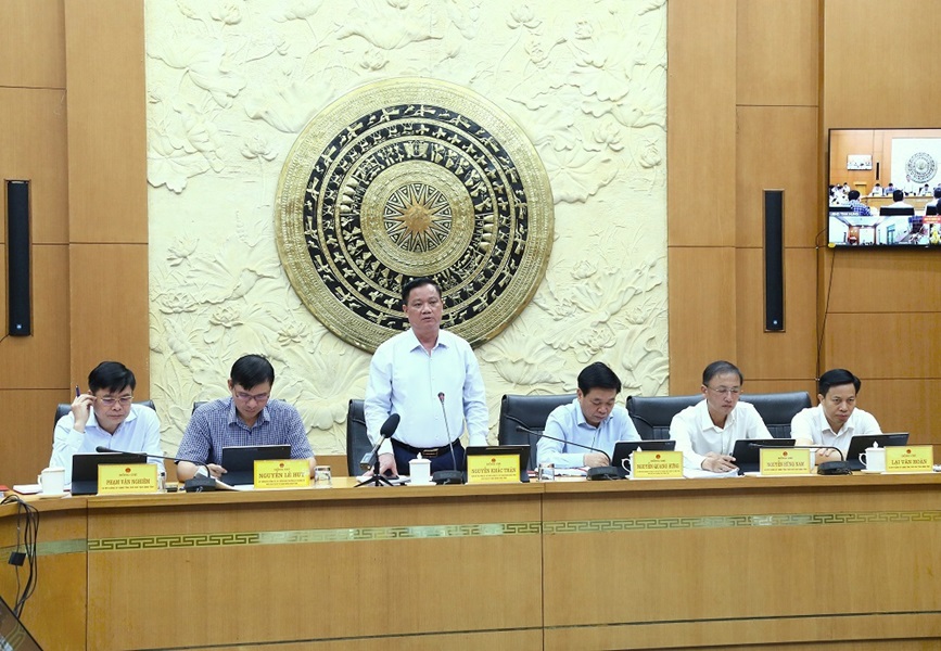 hủ tịch UBND tỉnh Nguyễn Khắc Thận phát biểu chỉ đạo tại phiên họp.