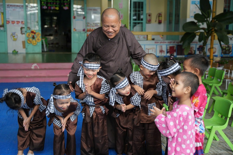 Đại dức Thích Nhật Tuệ đang phát quà cho các cháu ở xã miền núi Nam Đông Đại dức Thích Nhật Tuệ đang phát quà cho các cháu ở xã miền núi Nam Đông