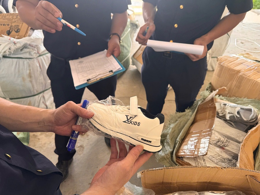 Bắt giữ giầy trẻ em nghi vấn giả mạo nhãn hiệu