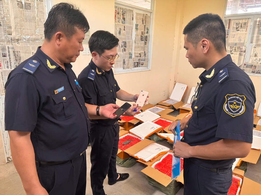 Hải quan bắt giữ 4.998 điện thoại và 2.550 giầy nghi giả nhãn hiệu