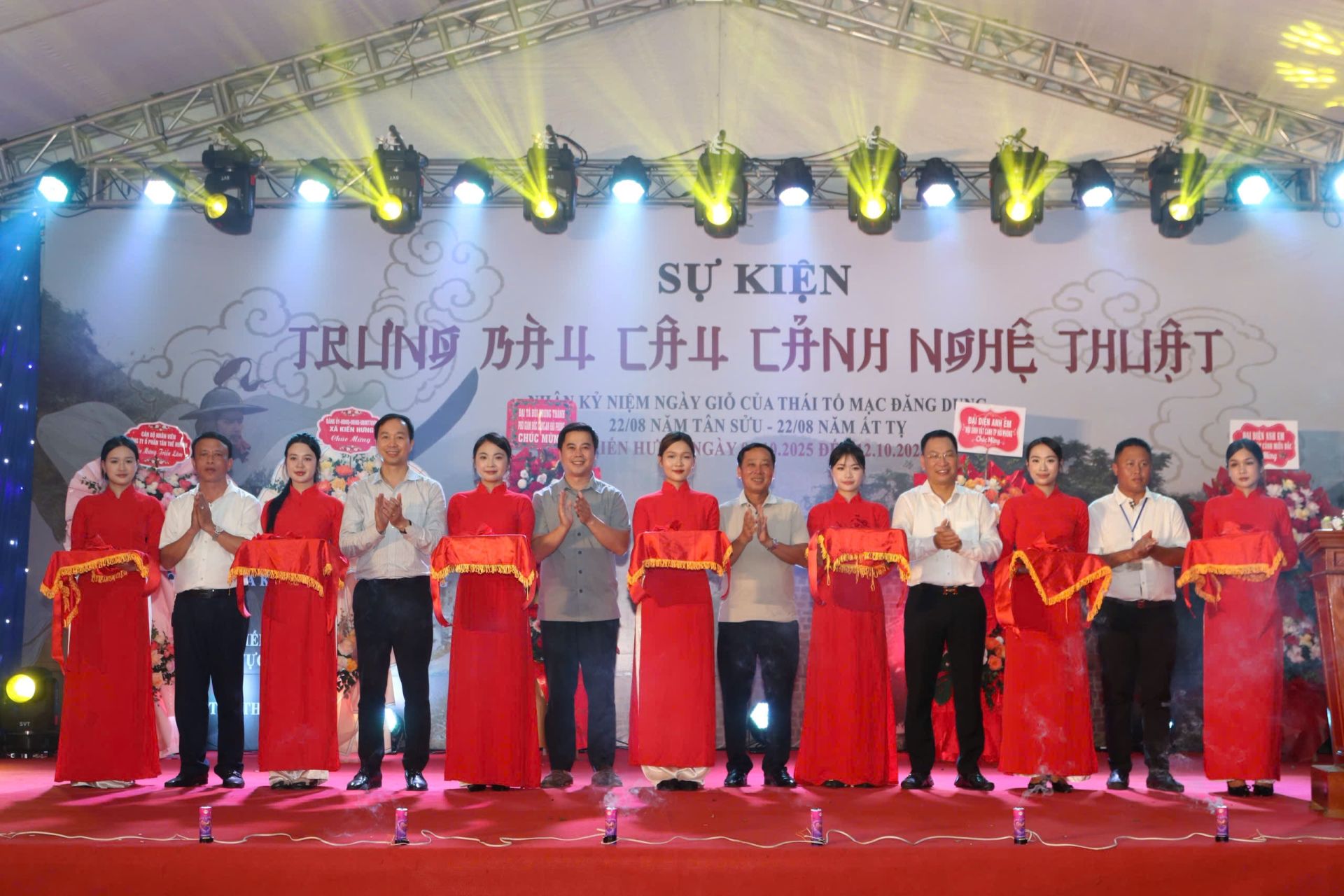 Cắt băng khai mạc chương trình. Cắt băng khai mạc chương trình.