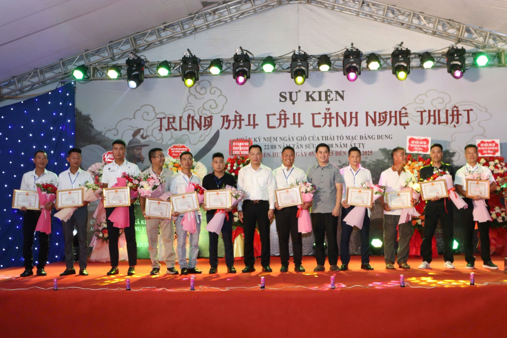 Tặng giấy khen cho các nhà vườn. Tặng giấy khen cho các nhà vườn.