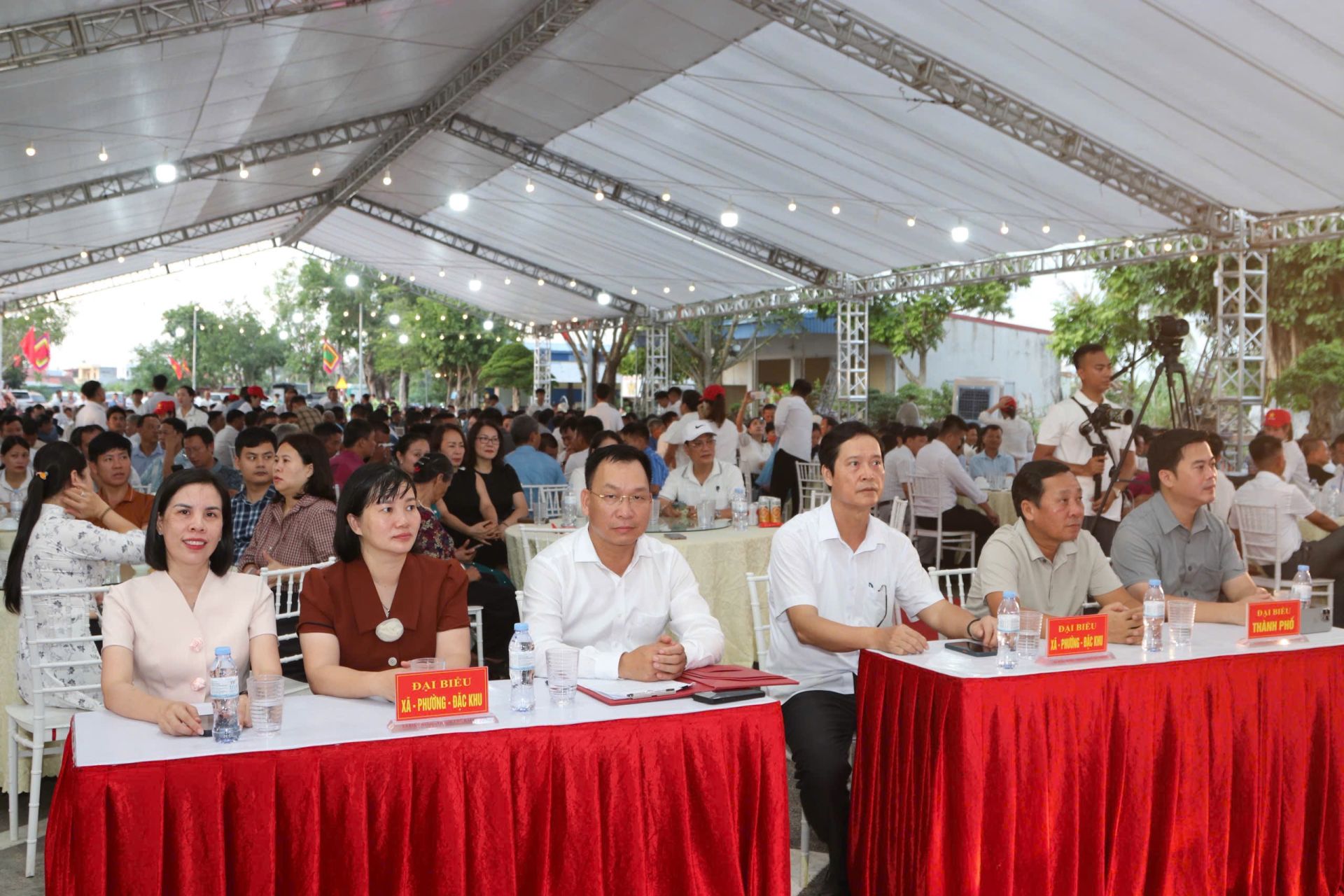 Các đại biểu tham gia chương trình. Các đại biểu tham gia chương trình.