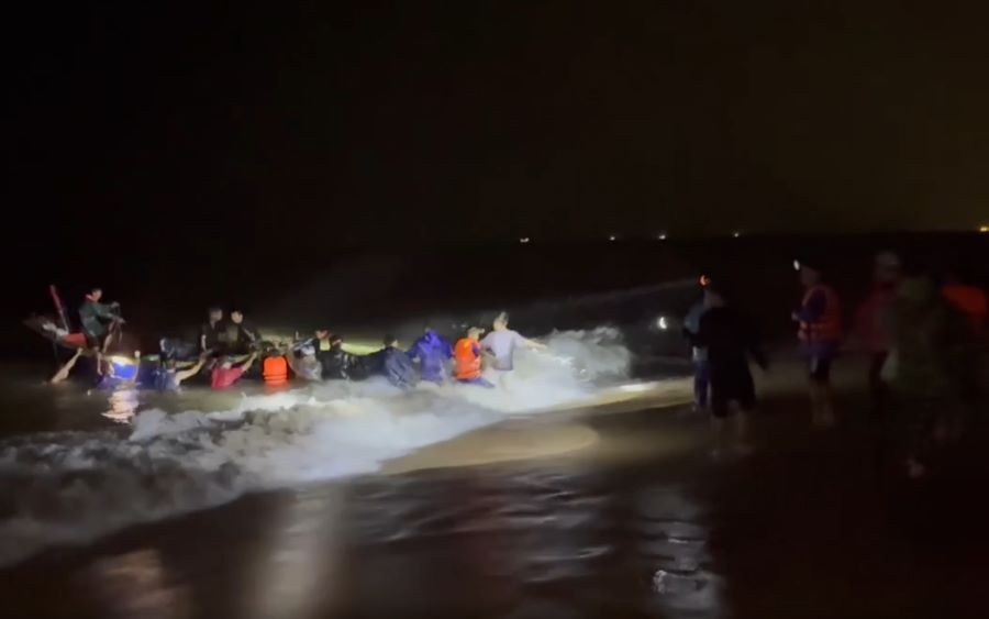 Hà Tĩnh: Nhiều thuyền câu mực của ngư dân bị lốc xoáy đánh chìm