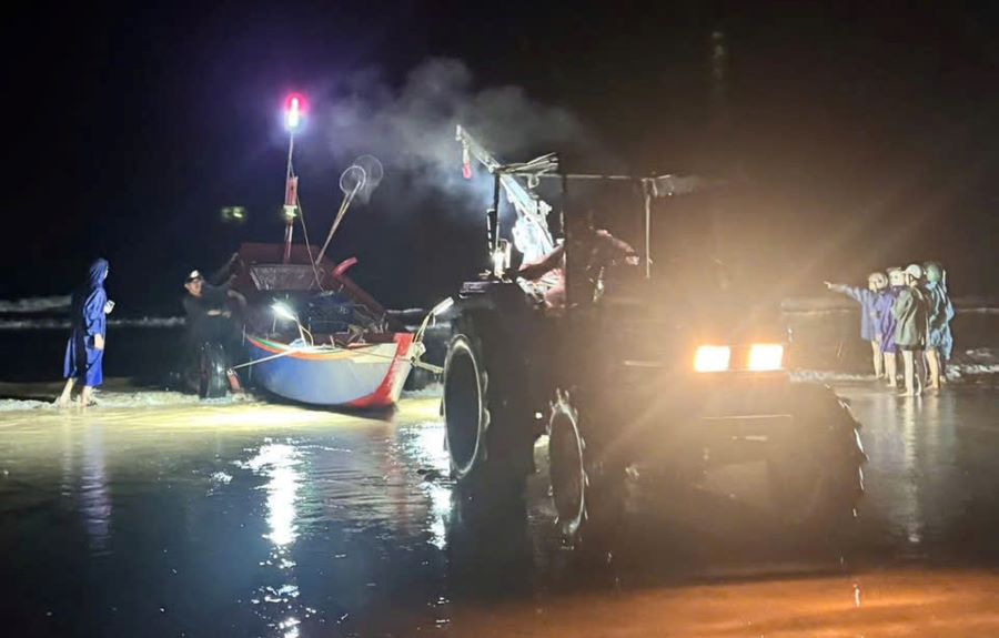 Kéo dắt thuyền cá gặp nạn vào bờ tại thôn Phú Hải, xã Kỳ Anh.