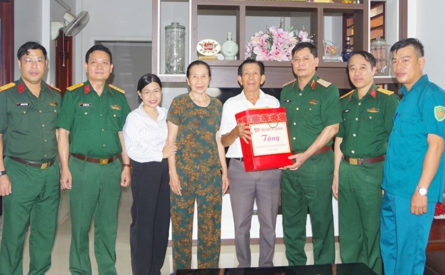 Lãnh đạo Quân khu 4 thăm, tặng quà gia đình chính sách, người có công tại Hà Tĩnh