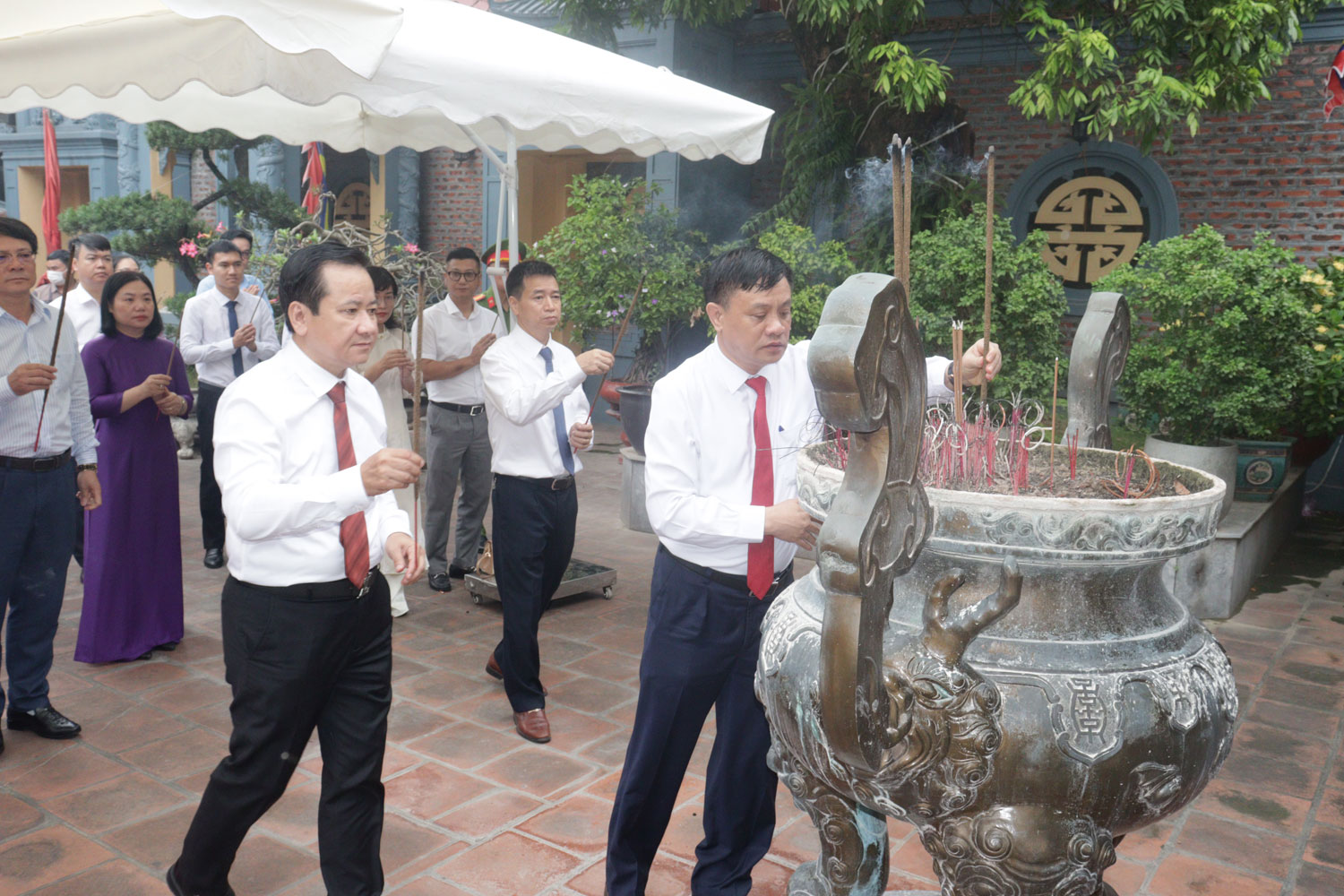 Đoàn dâng hương tại di tích Đền Nghè. Đoàn dâng hương tại di tích Đền Nghè.